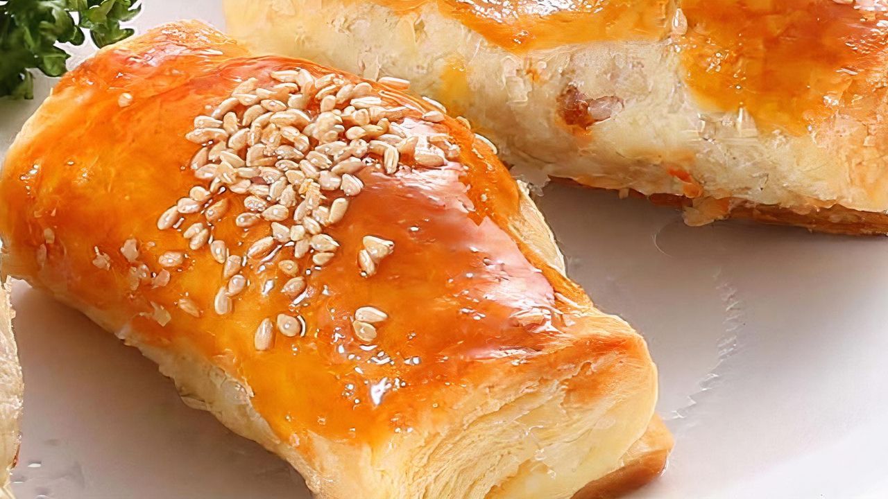 33 Baked BBQ pork puff (2 pcs)