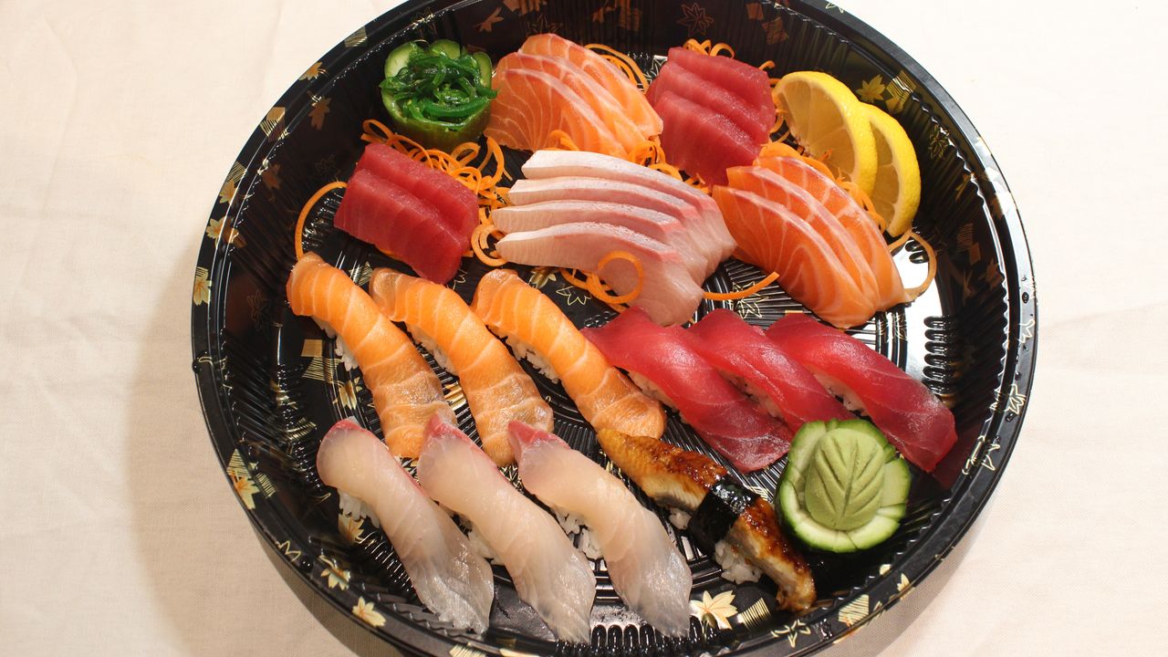 Sashimi & Sushi party platter
