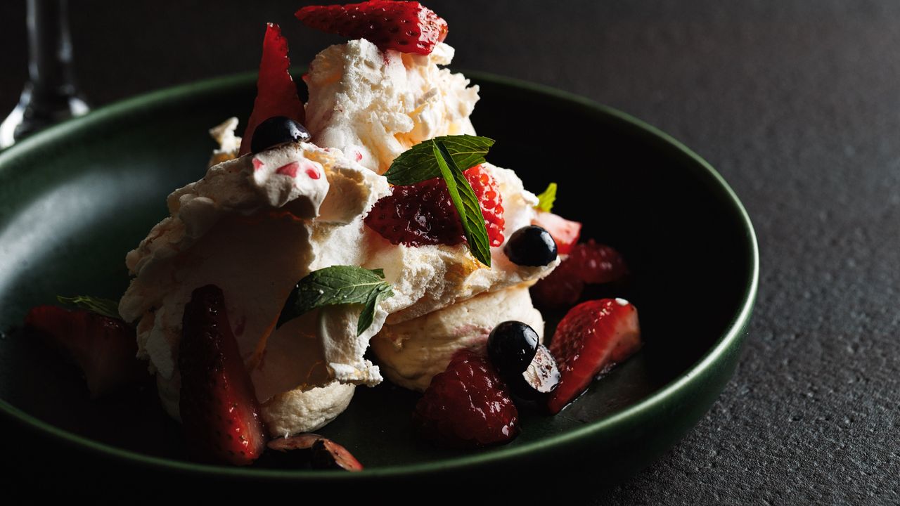 Wild Berry Pavlova (V)