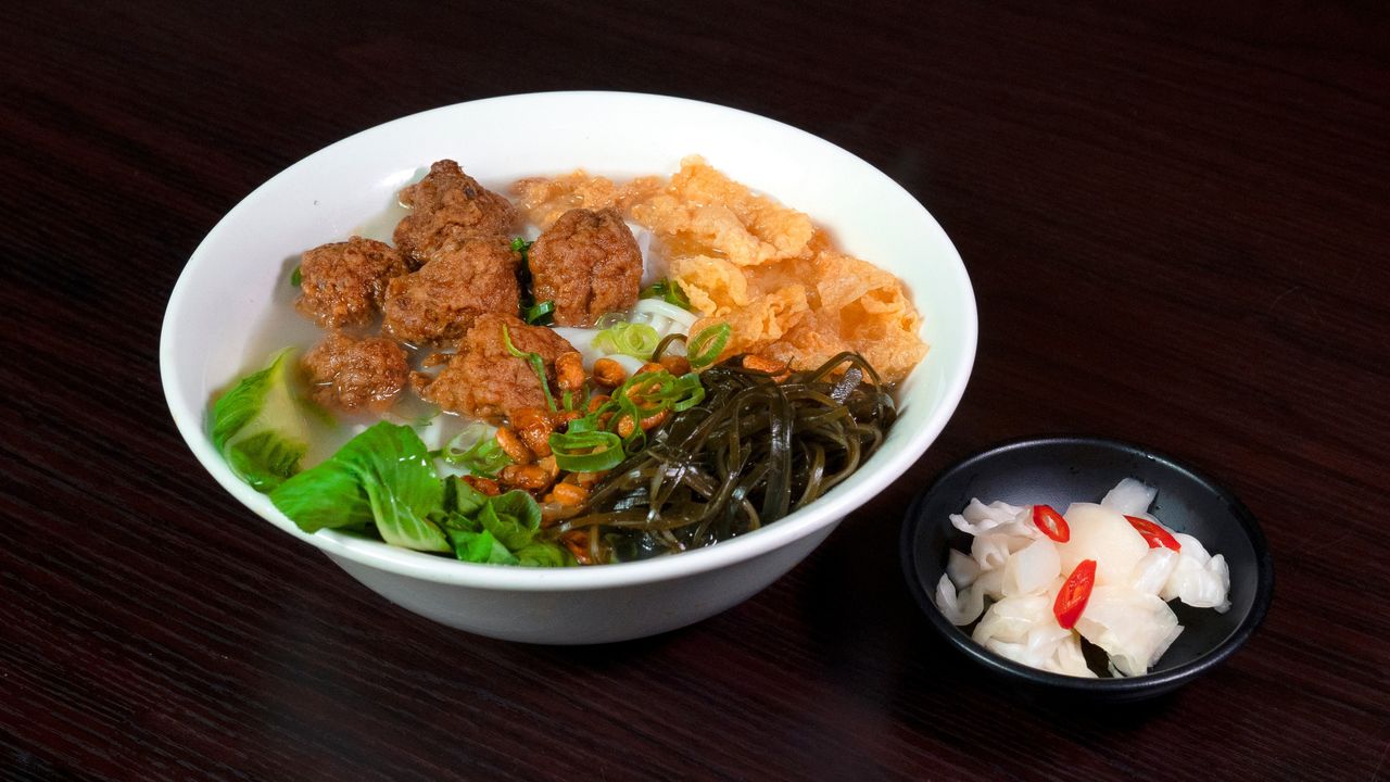 11. Pork Mushroom Ball Rice Noodle in Soup / 香菇丸湯米粉