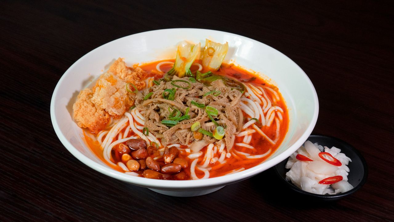 31. Hot & Spicy Tripe Rice Noodle in Soup / 麻辣牛百葉湯米粉