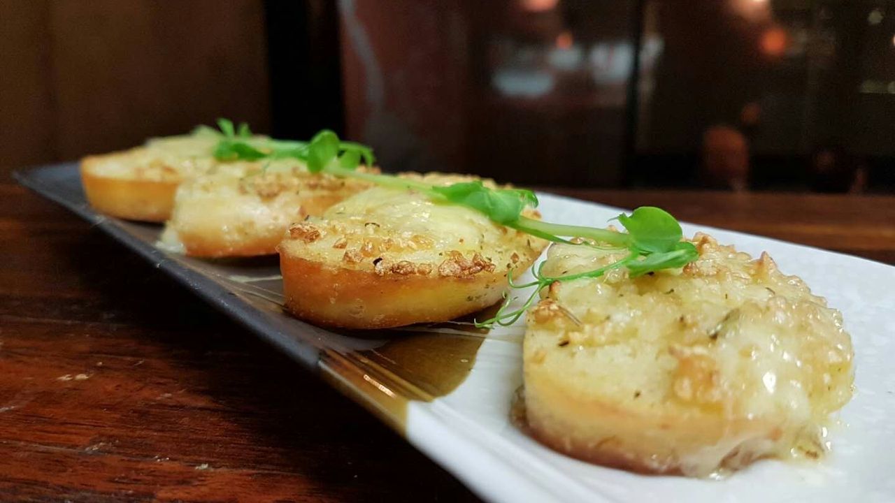 Cheesy Garlic Mantou