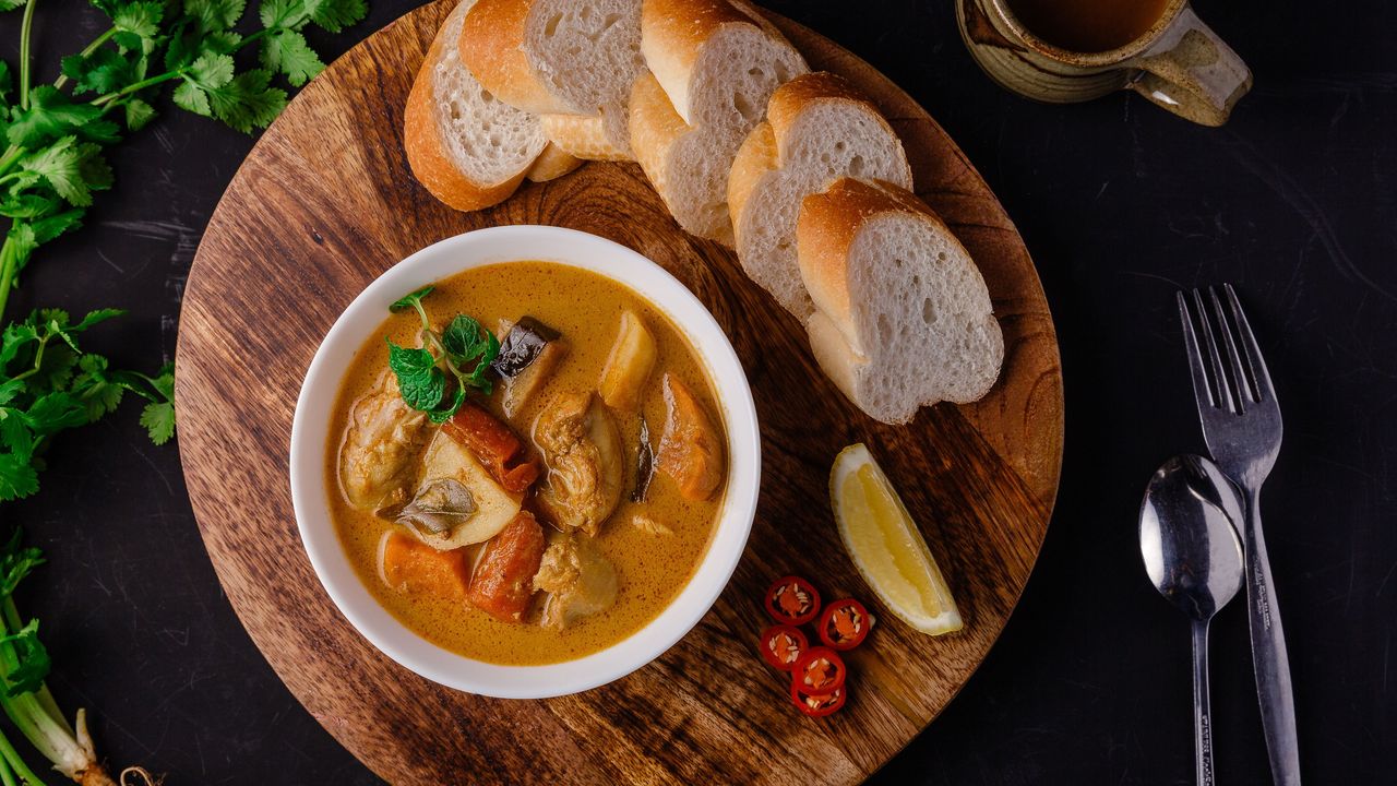 Chicken Curry with Bread Roll (Bánh Mì Cà Ri Gà)