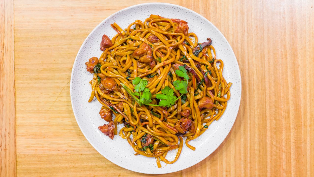 Shanghai Style Stir Fried Udon with Asian Greens & Beef