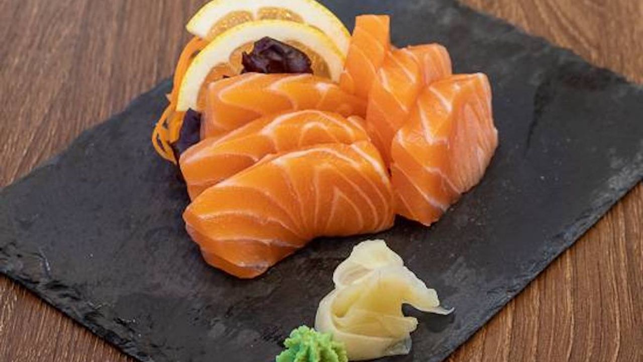 Salmon Sashimi (6 Pieces)