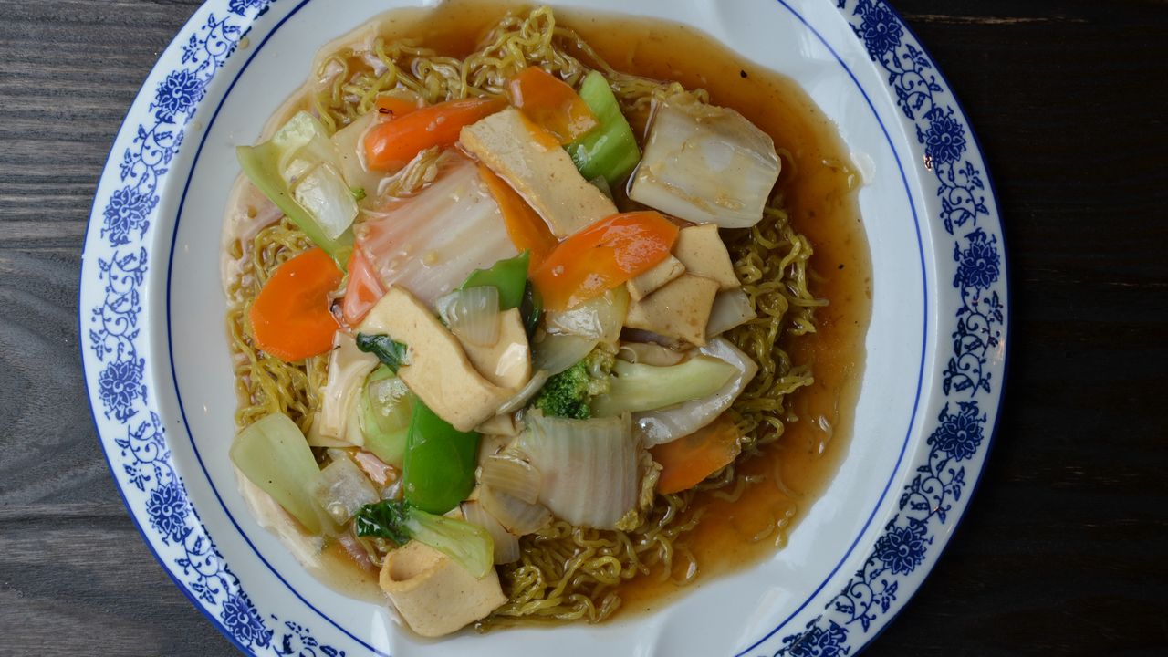 Stir-Fry Soft Egg Noodles with Veggie & Tofu