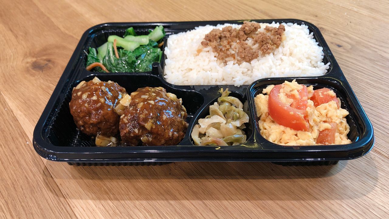 Taiwanese Braised Meatballs in Brown Sauce 紅燒獅子頭飯