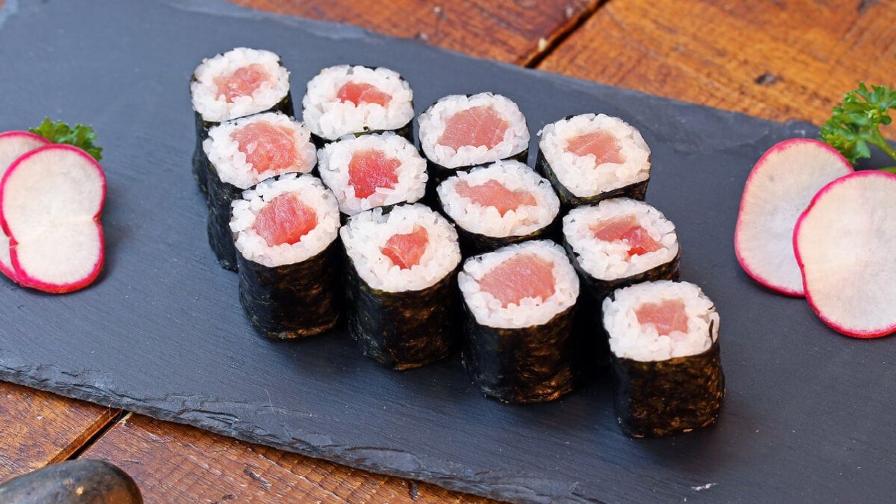 Raw Tuna Roll (12 Pieces) (1328 kJ)
