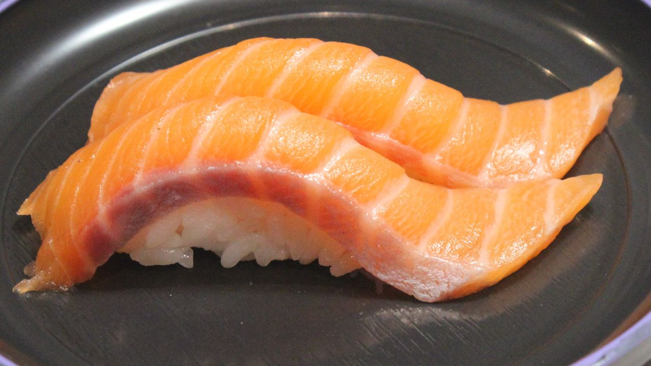 Salmon sushi 2pcs