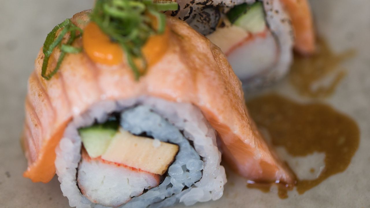 Aburi Salmon Sushi (4pcs)