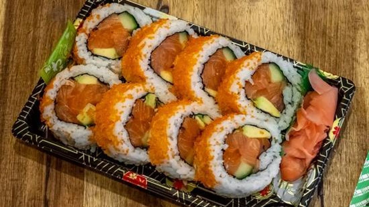 Salmon Tobiko Roll