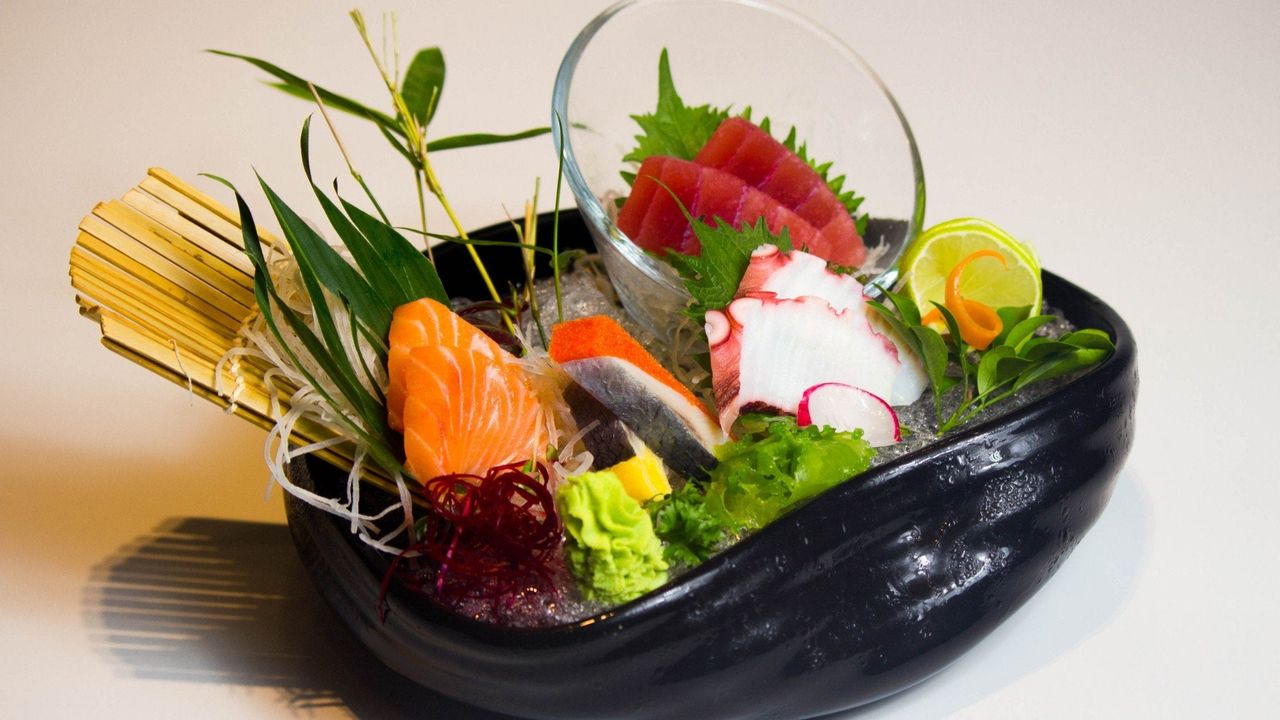 Small Mix Sashimi (8pcs)