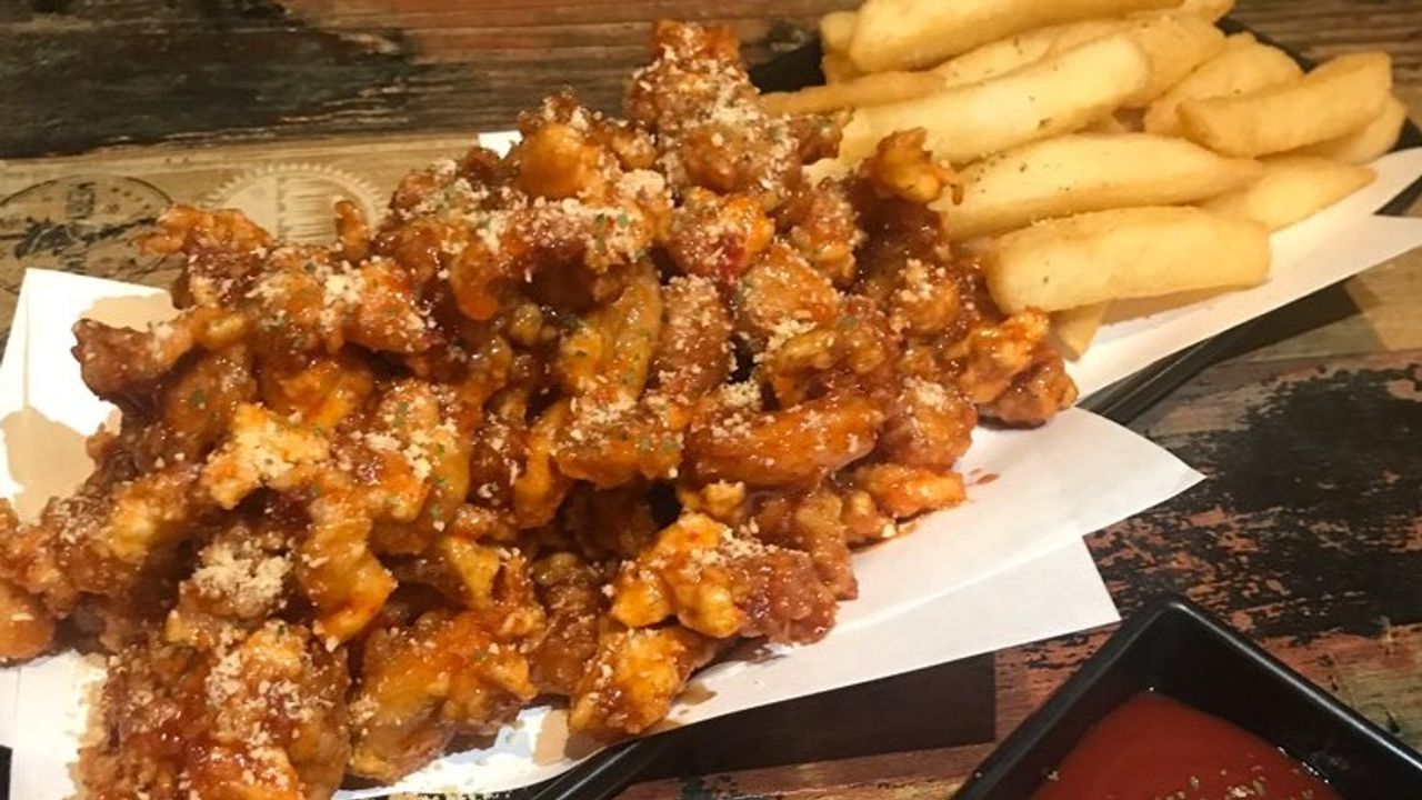 Deep fried boneless chicken with chips