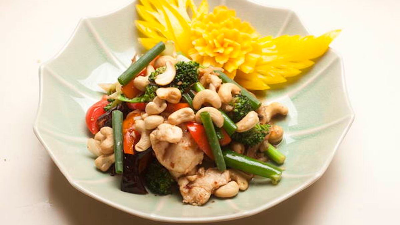 Pad Met Mamuang (Medium)