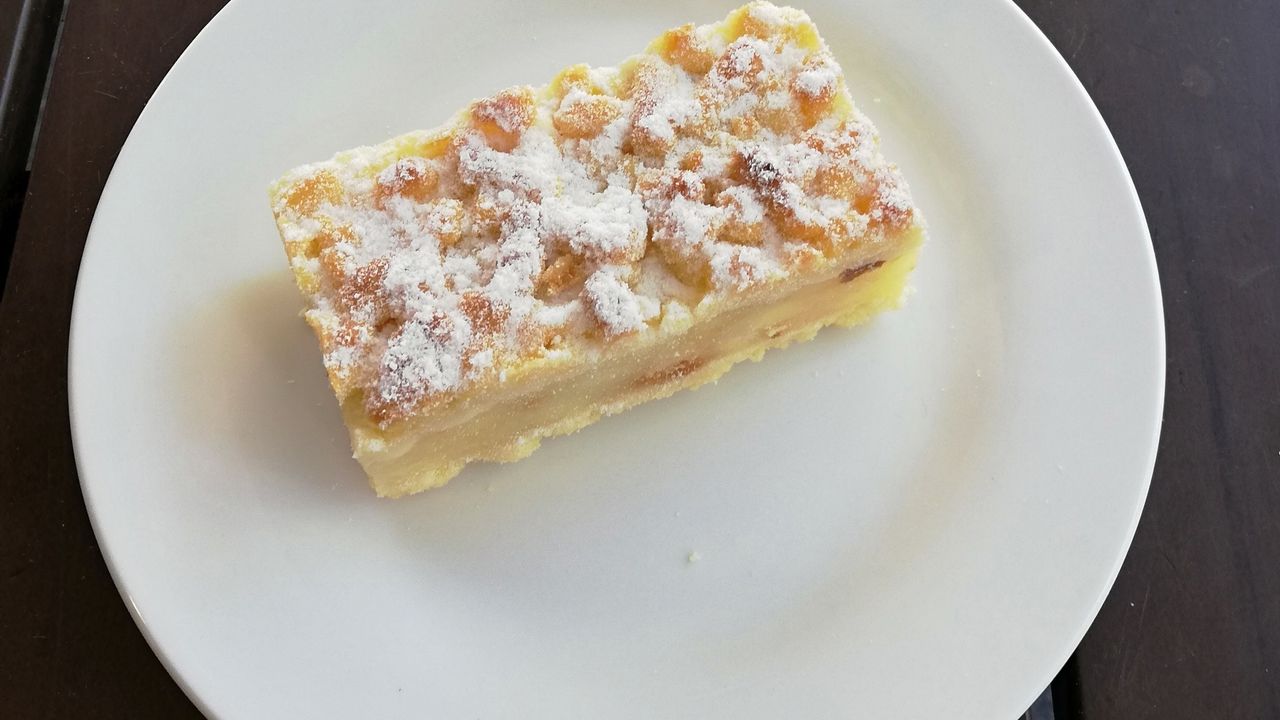 Apple Crumble Slice