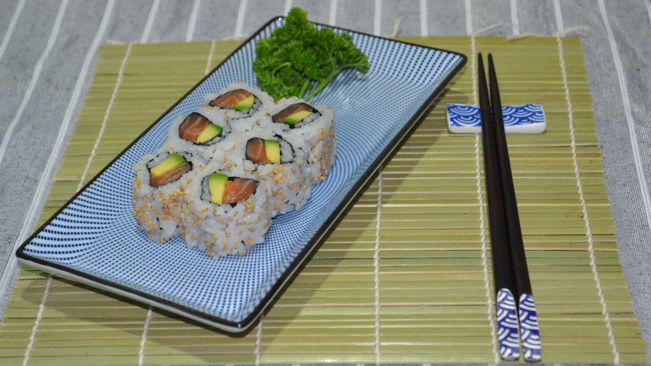 Salmon & Avocado Small Roll (6pc)