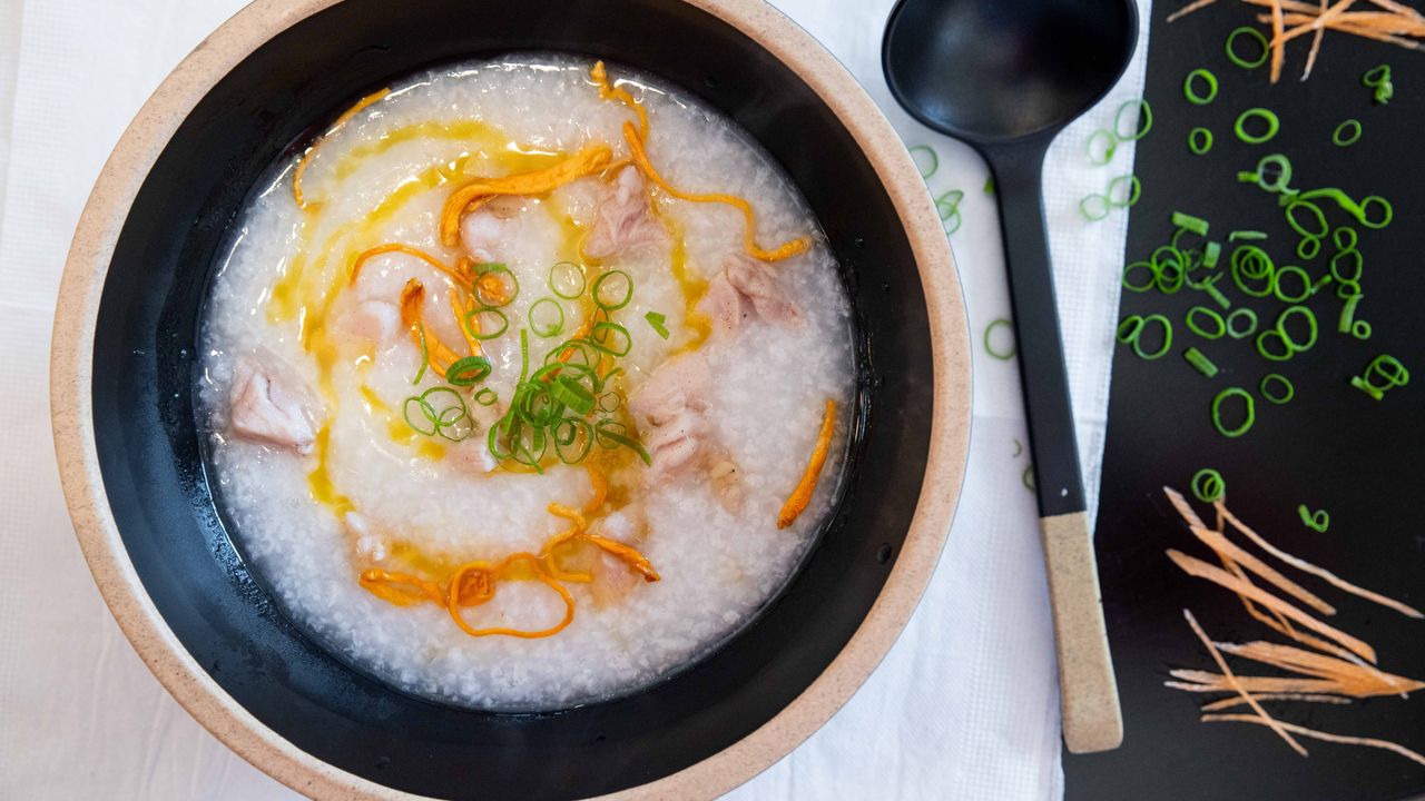 E09. Chicken with Cordyceps Flower Congee / 虫草花炖鸡粥