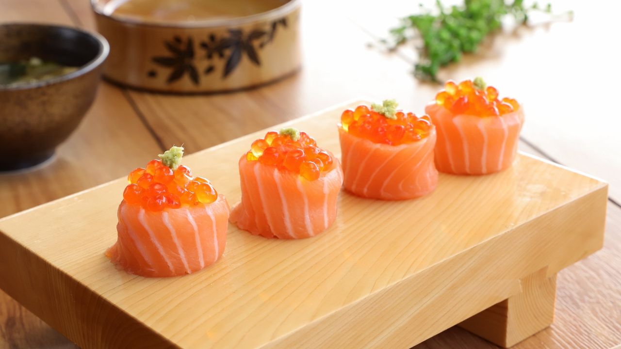 Salmon & Ikura Ship (4 Pieces)