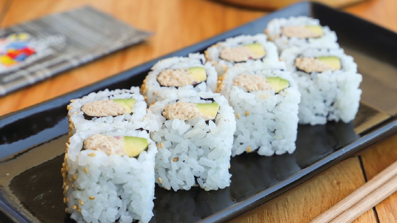 Tuna Salad and Avocado Roll (8 Pieces) (1278 kJ)