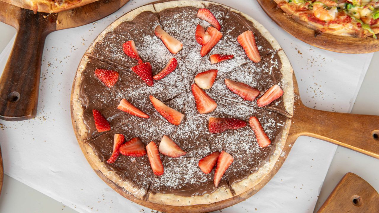 Nutella Pizza with Strawberries (Icing Sugar)