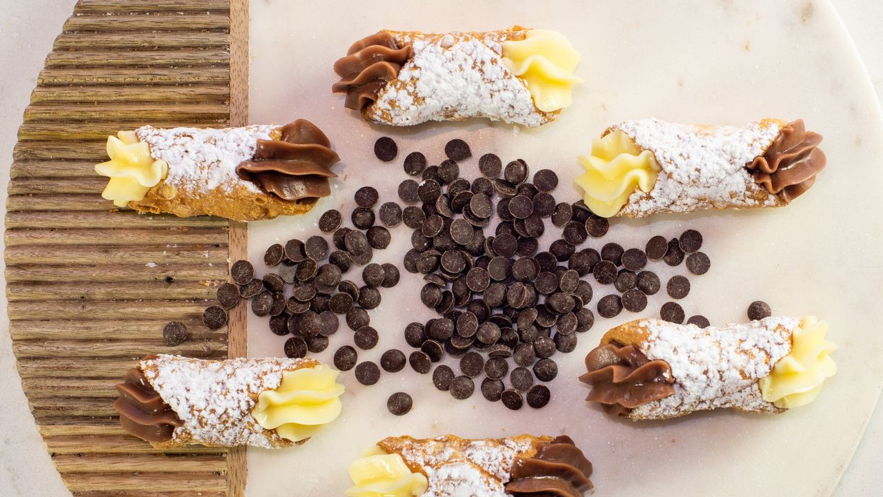 Box of 21 Small Half/Half Cannoli - Vanilla and Chocolate
