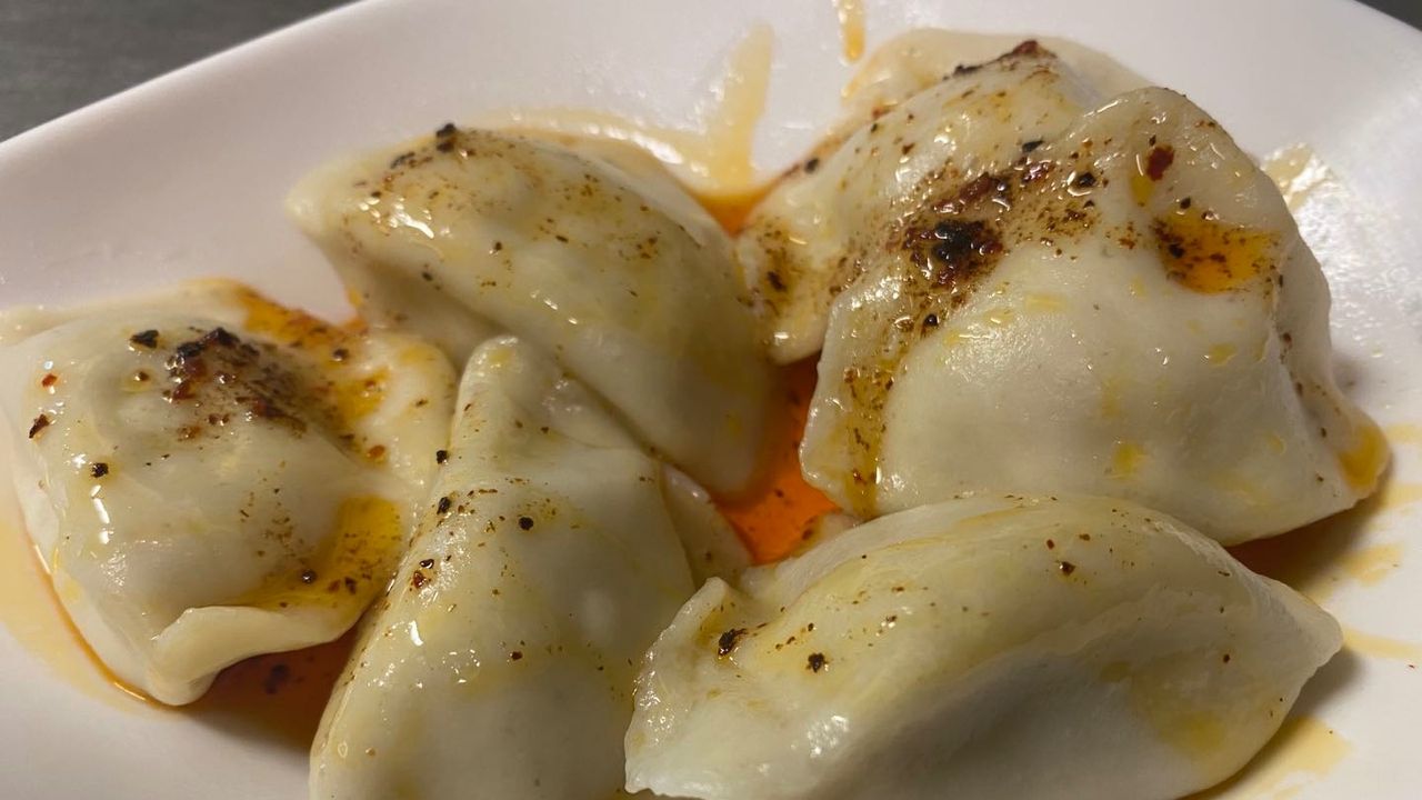 E18. Spicy Pork Dumplings (6 Pcs.)
