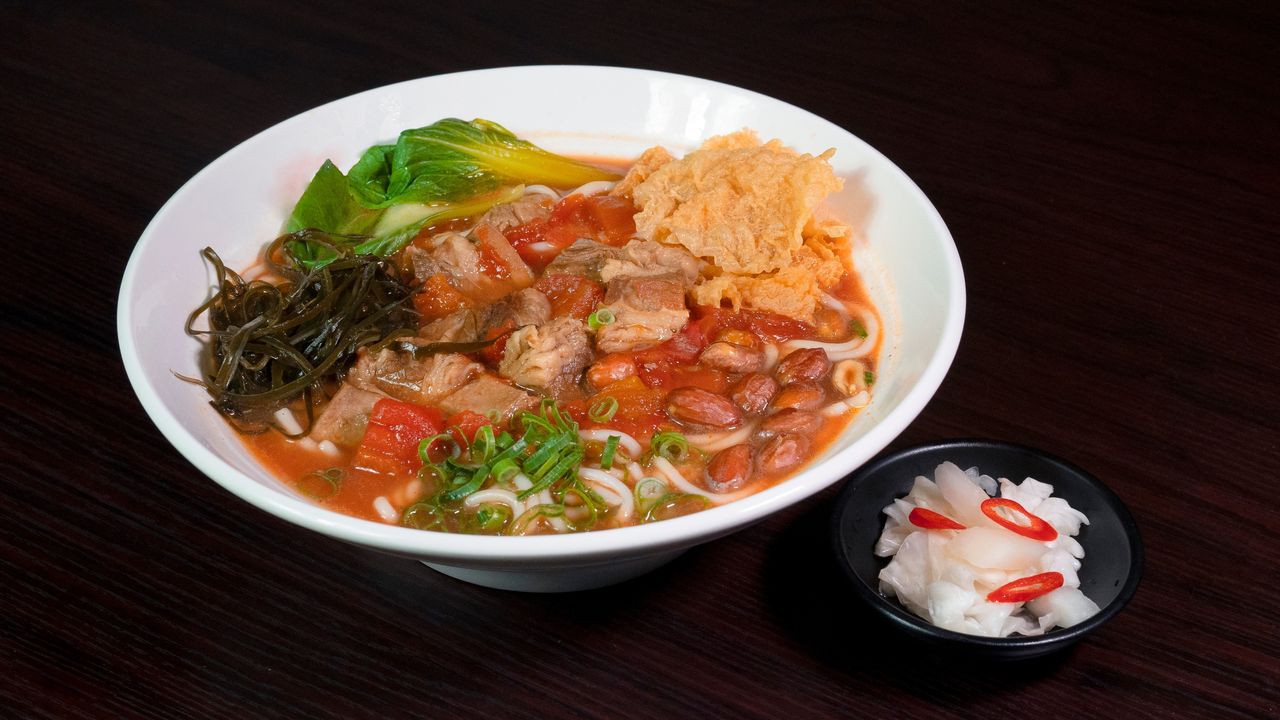 14. Beef Brisket Rice Noodle in Tomato Soup 蕃茄牛腩湯米粉