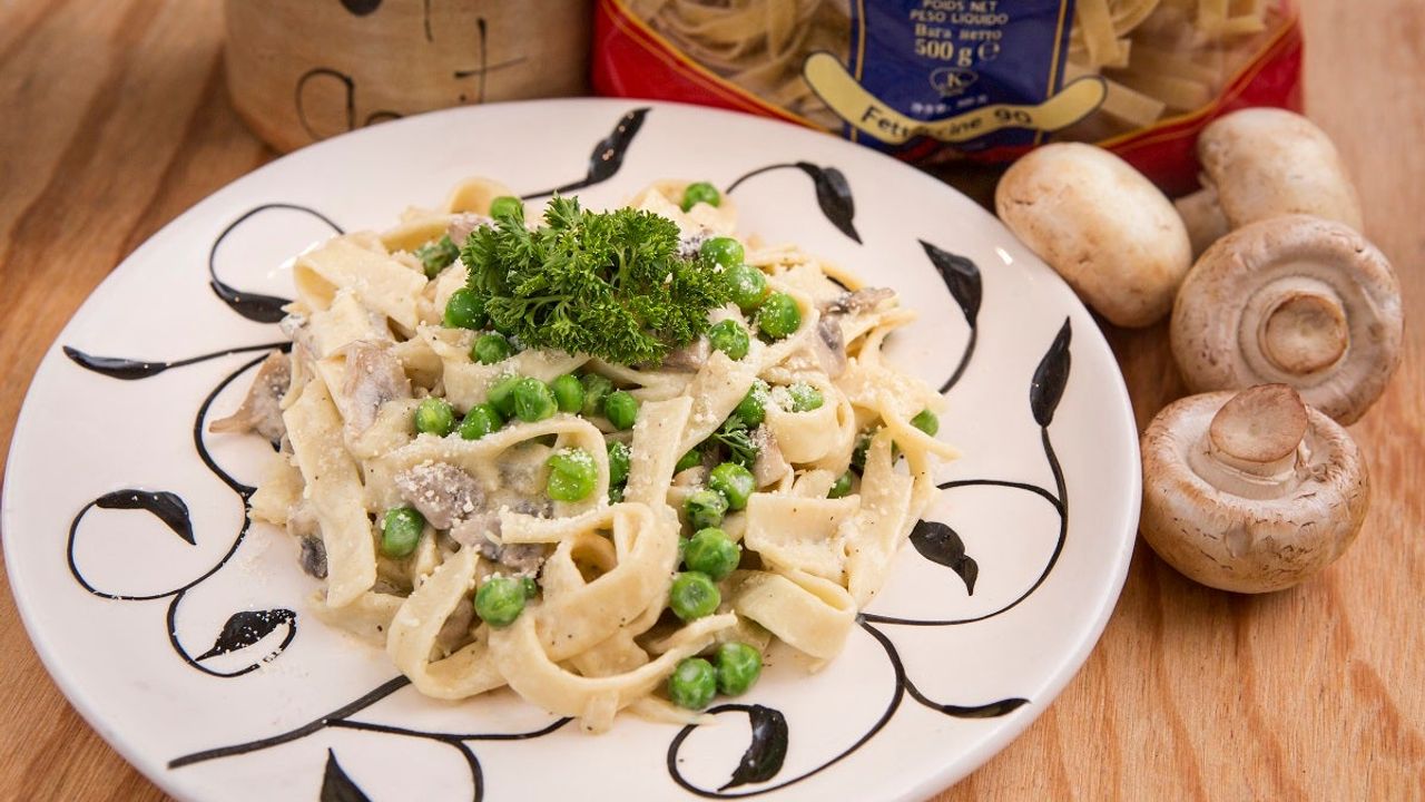 Fettuccine in Cream and Mushroom Sauce