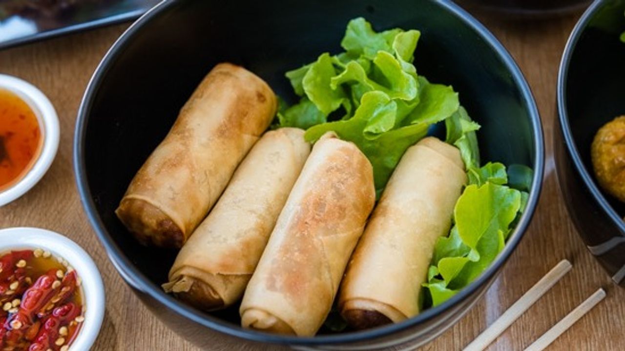 Spring Rolls – Chicken or Vegetarian (4)