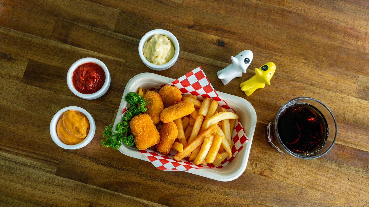'Kid's favourite" Nuggets & chips
