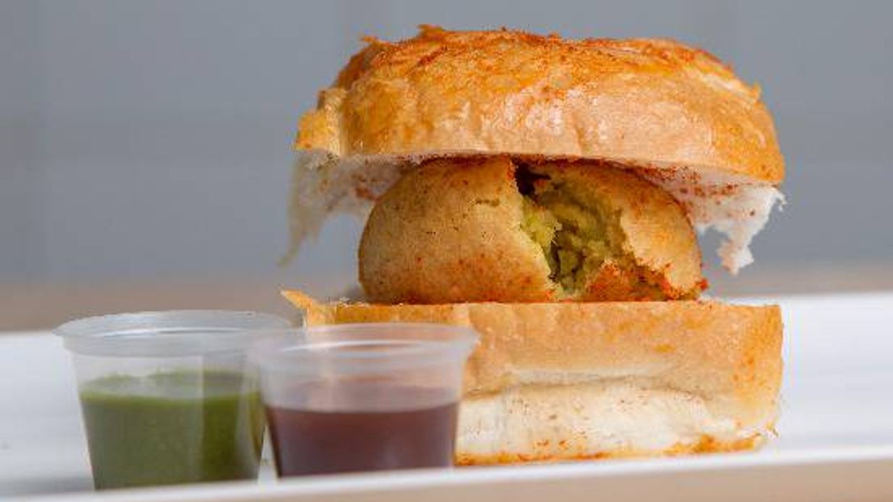 Vada Pav (Butter Masala)