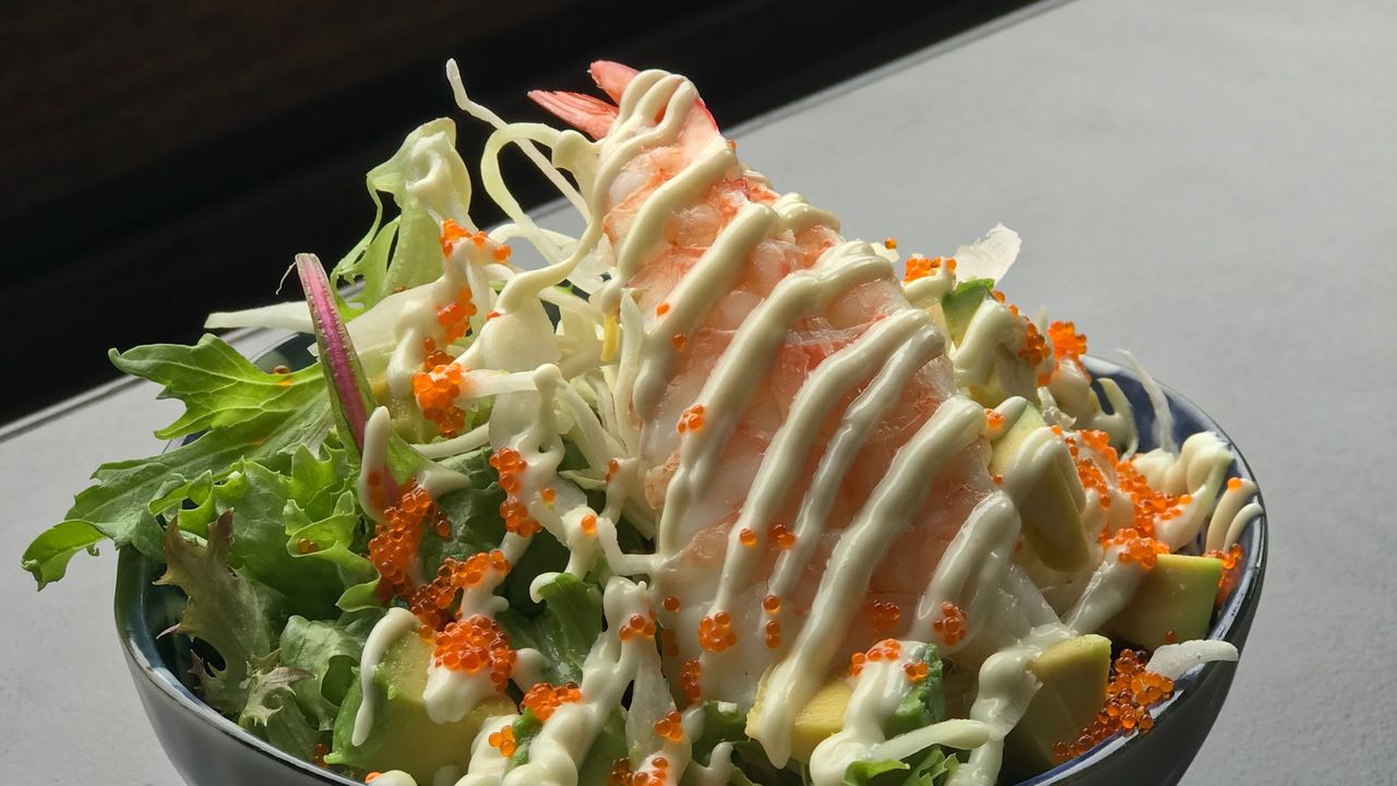 Avocado prawn salad
