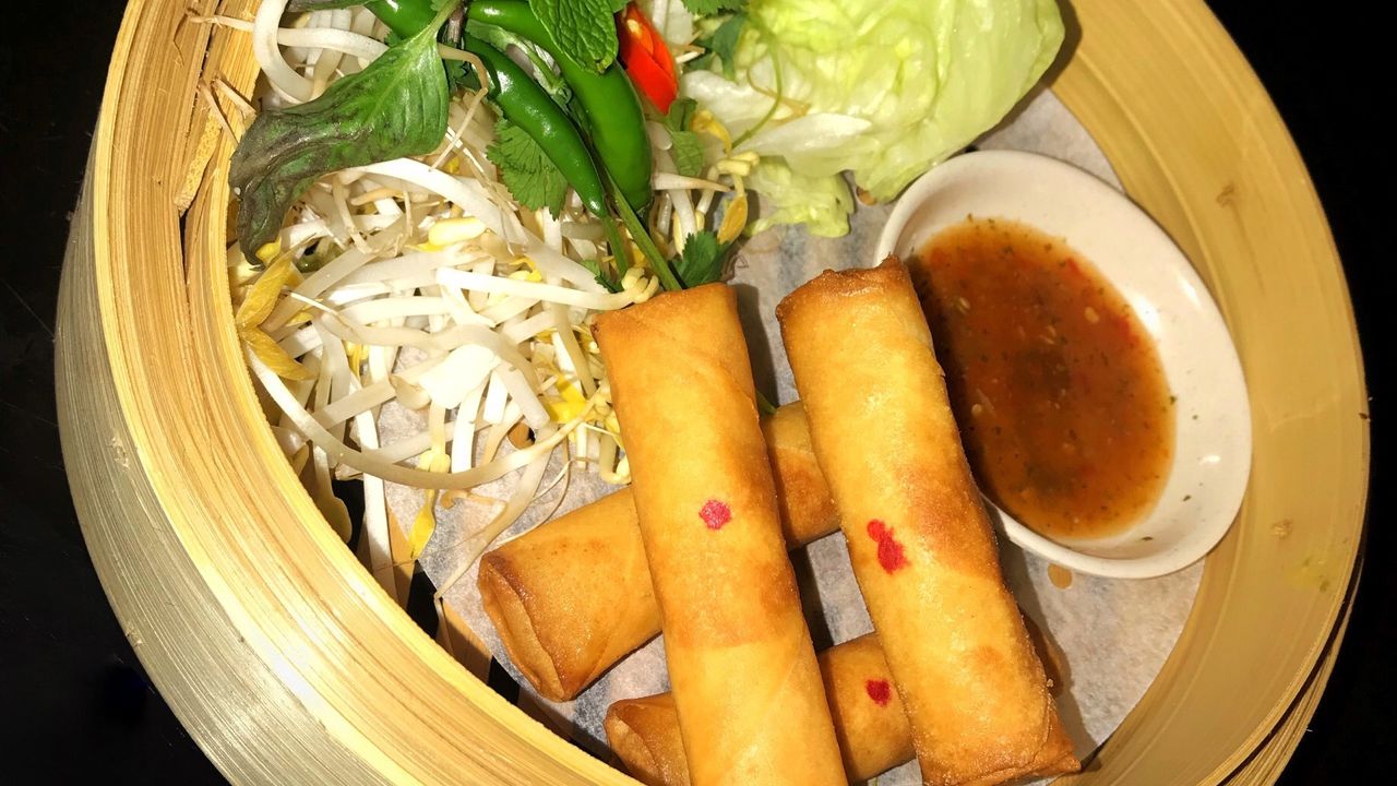 Fried Spring Rolls with Nuoc Cham (4pc)