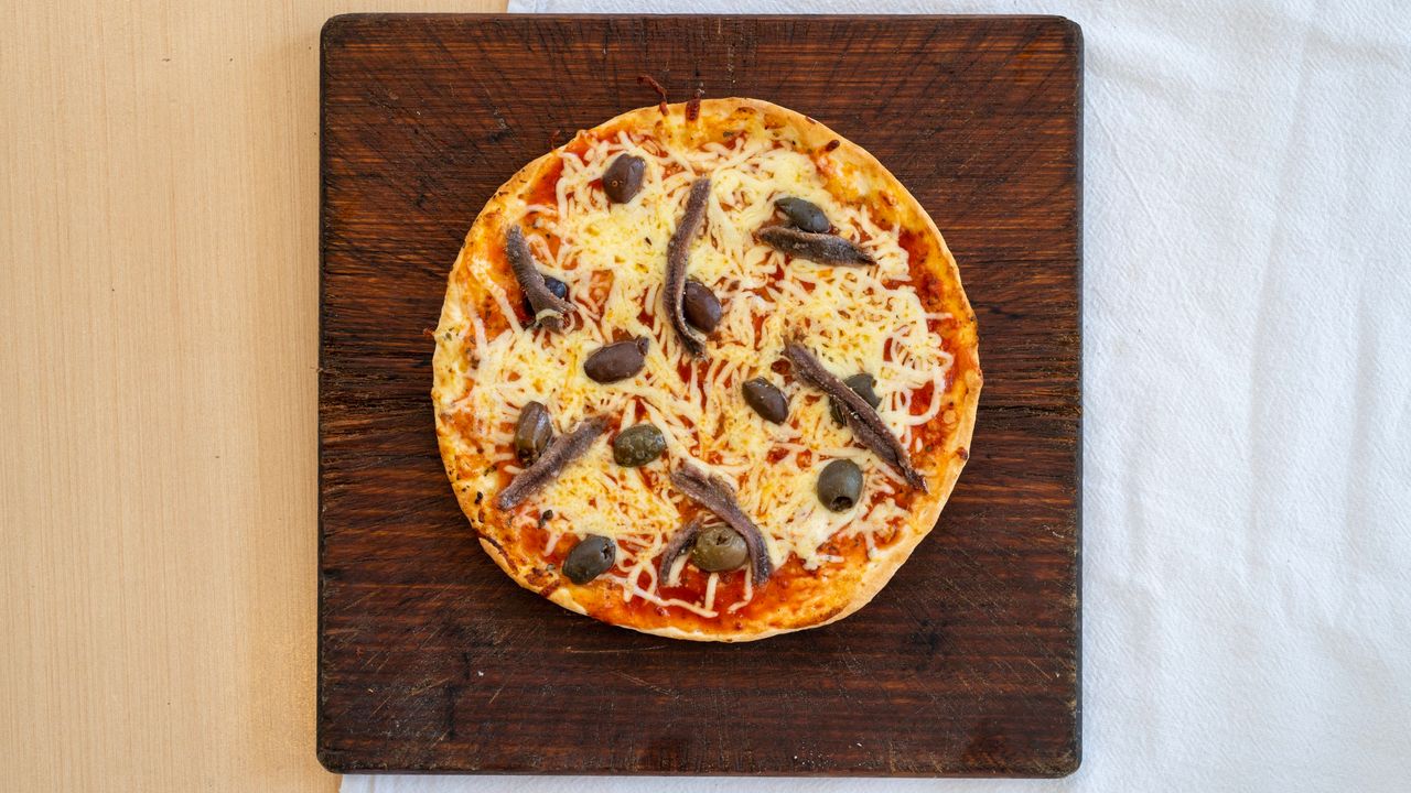 Napolitana - Classic Traditional Pizza (Medium)