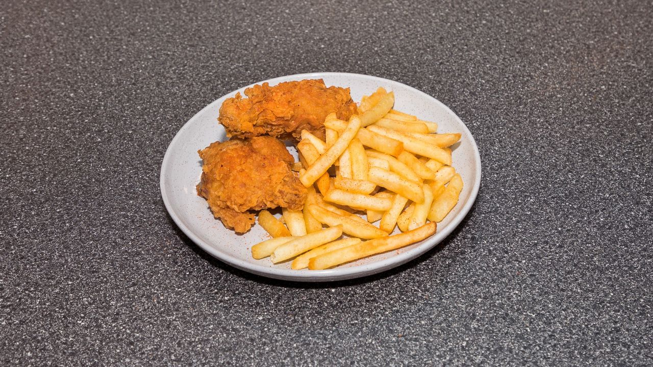 2 Pieces of Fried Chicken & Chips with Drink