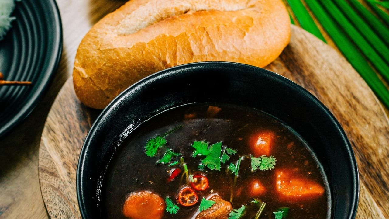 Vietnamese Beef Stew With Baguette