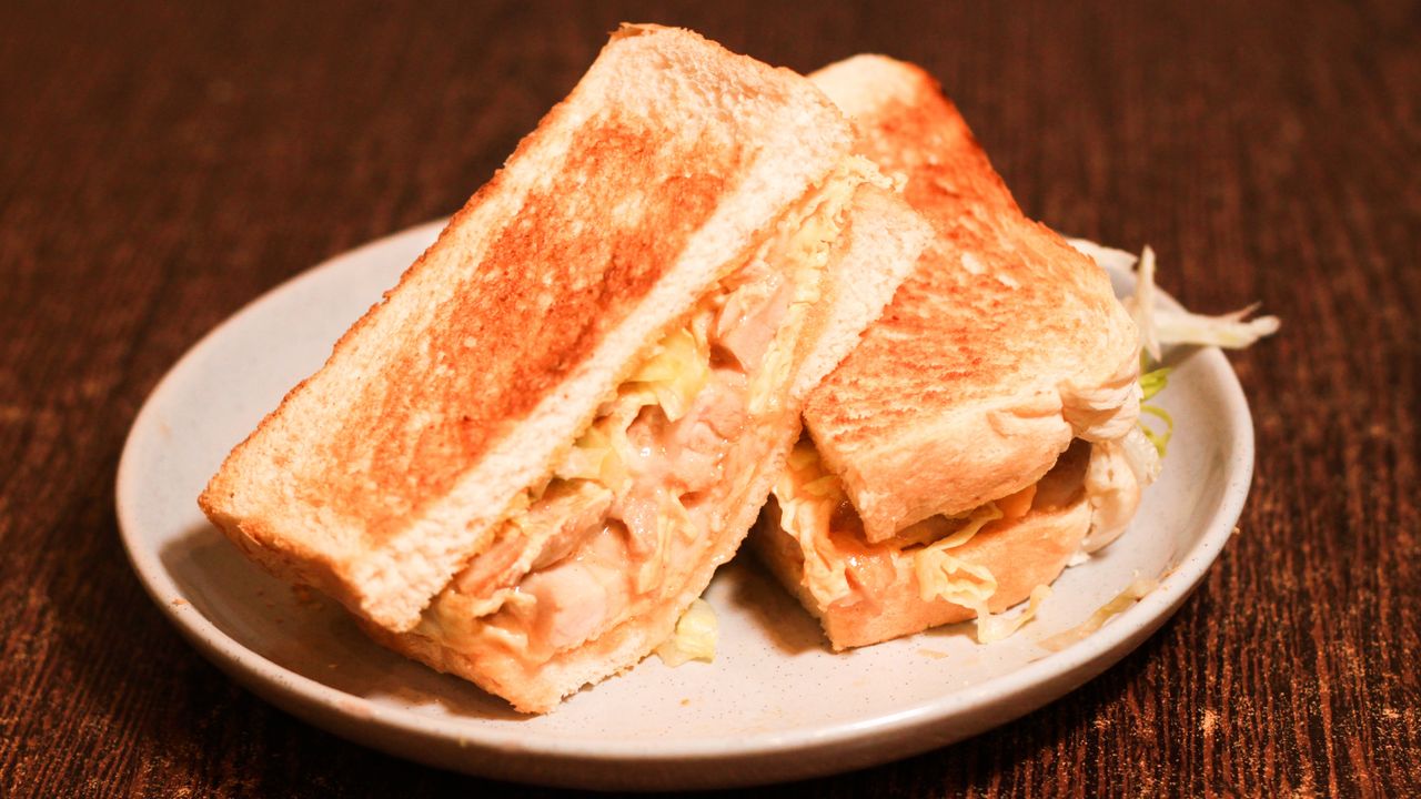 Shredded Chicken and Scrambled Egg Sandwich
