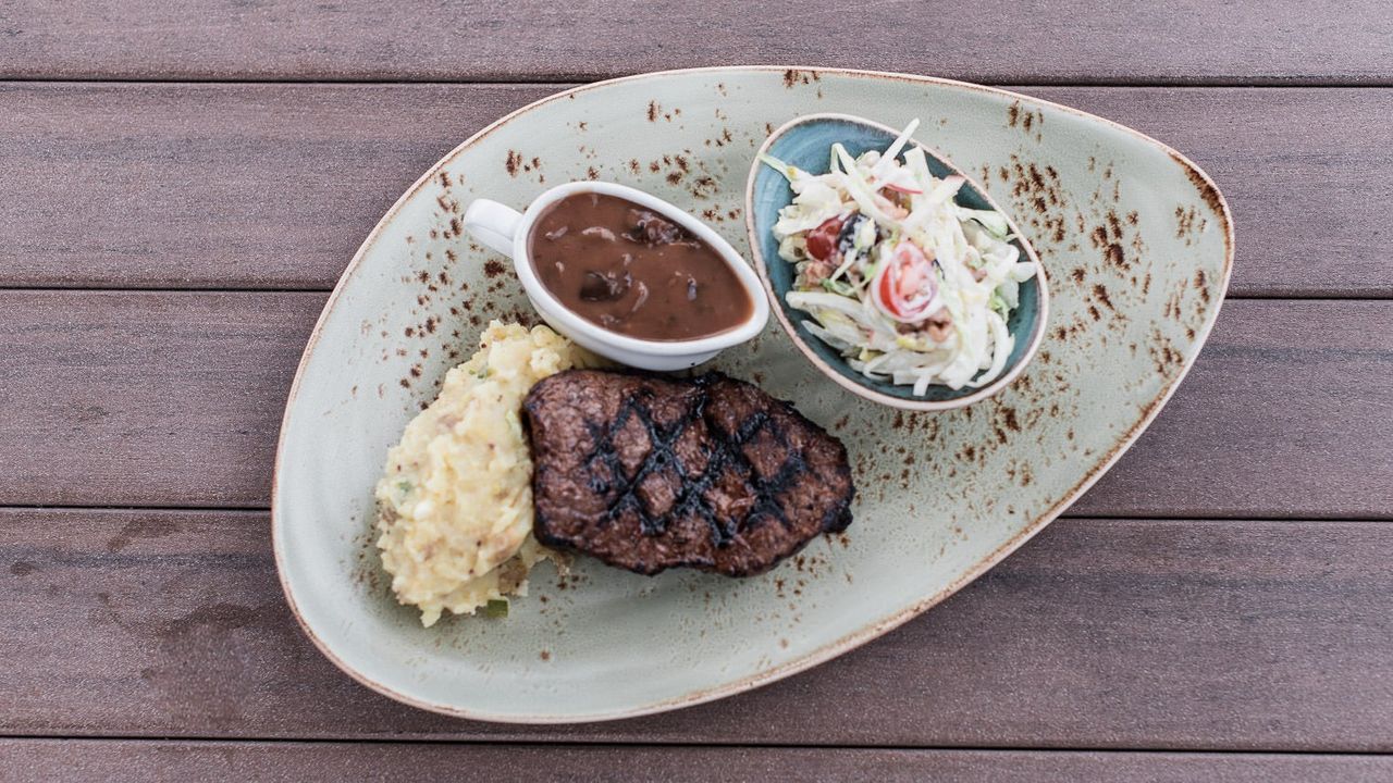 Tasmanian Porterhouse with Salad / Potatoes