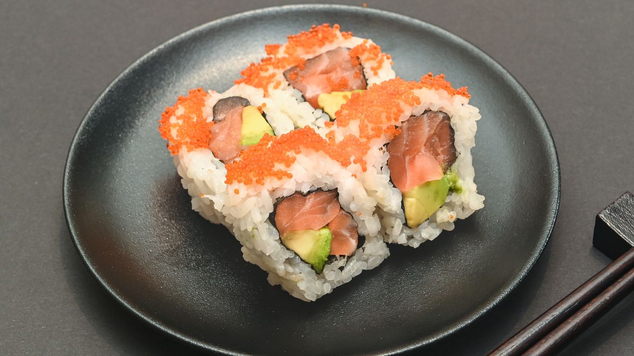 Salmon & Avocado Roll (4 pcs)