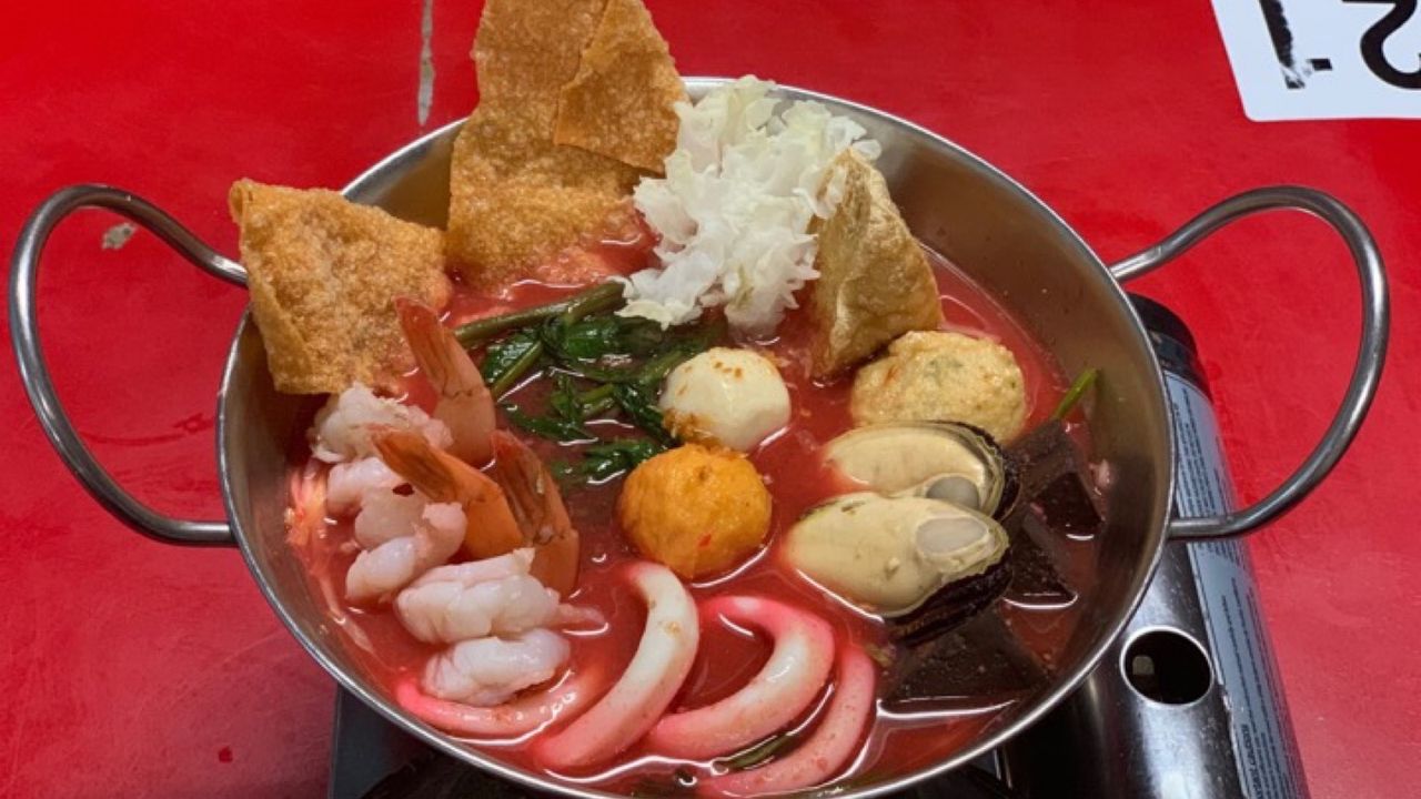 Pink Lake Soup (Yen Ta Four) เย็นตาโฟหม้อไฟ