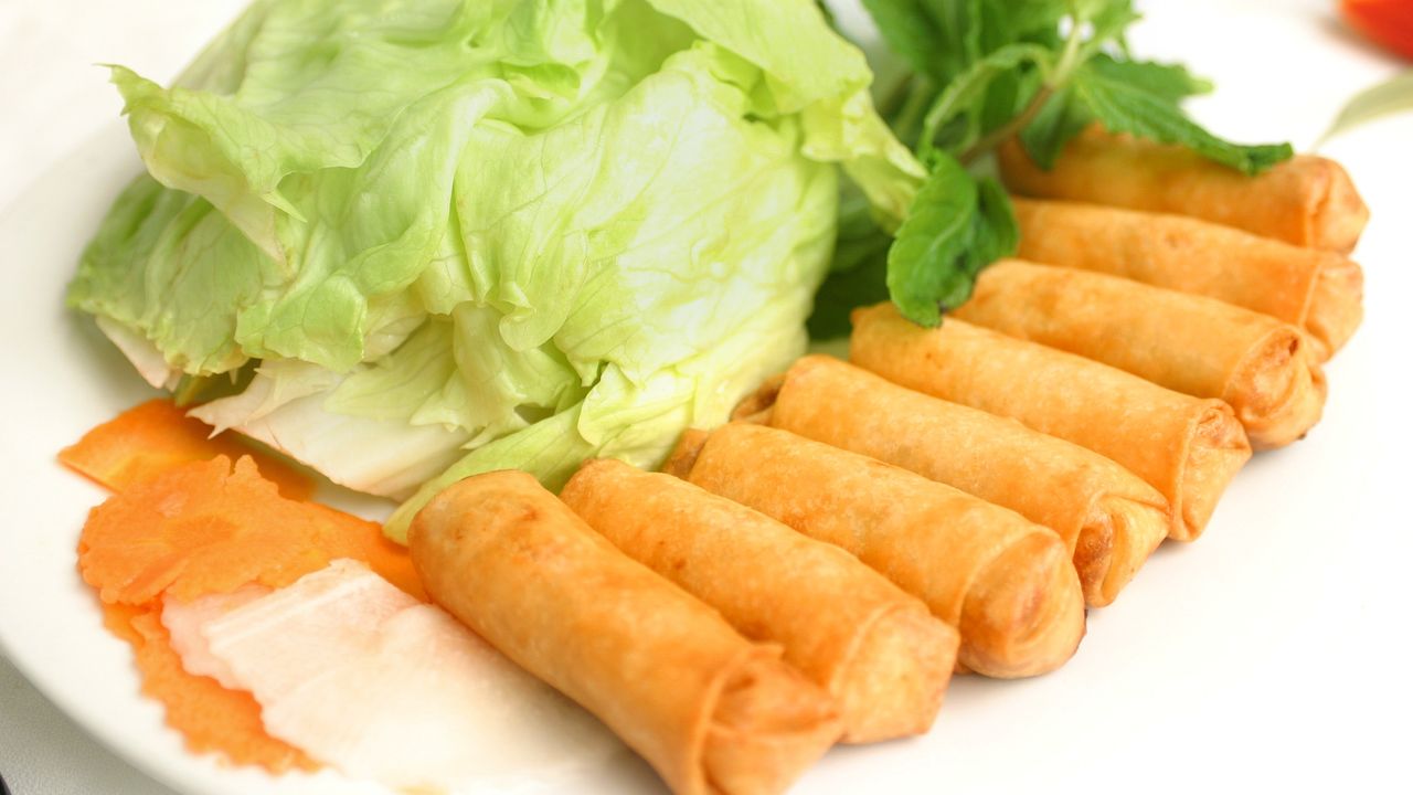 Deep Fried Prawn & Chicken Spring Rolls (8 Rolls)