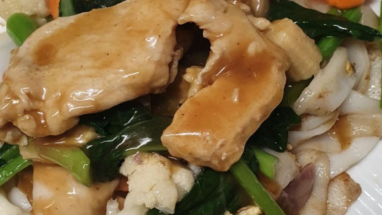 Satay Chicken Chow Fun