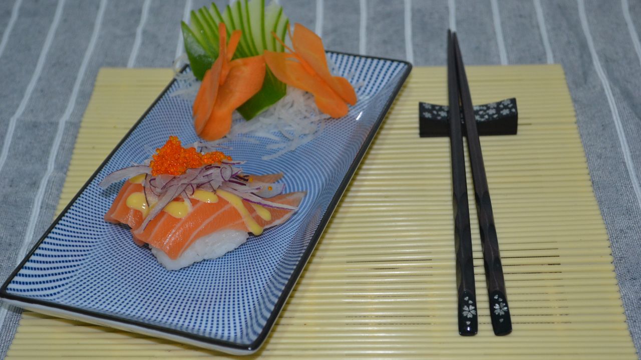 Salmon & Onion Nigiri (2pc)