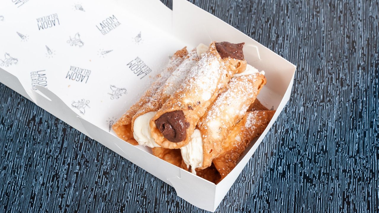 6 Pack Cannoli