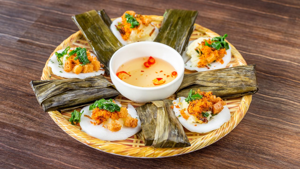 Rice Paper Roll Combination with Mayonnaise (Banh Trang Cuon Sot Bo)