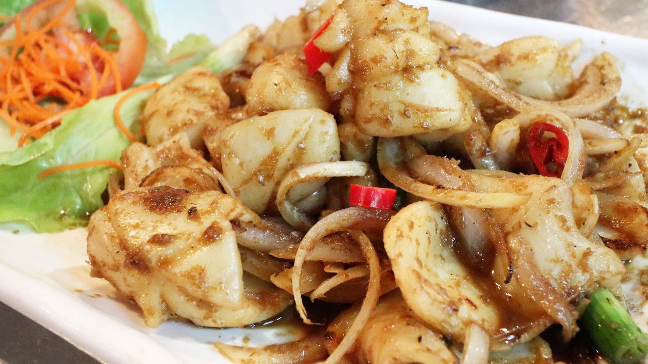 To To Stir-Fry Squid In Curry with Lemongrass & Shallots (Spicy)