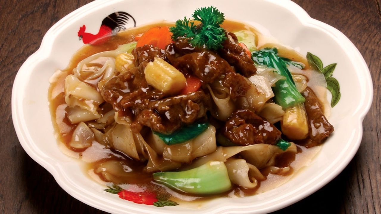 N21 Stir Fried Flat Noodles with Beef in Oyster Sauce