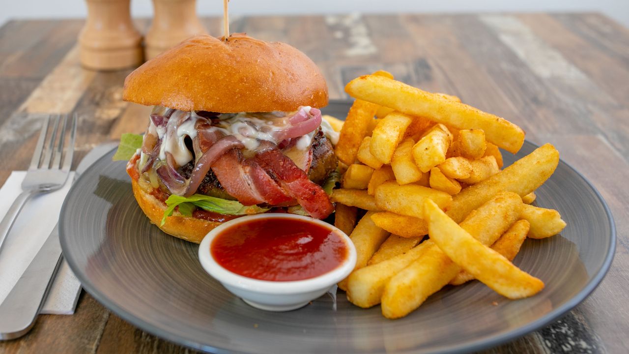 CLASSIC BEEF & BACON BURGER
