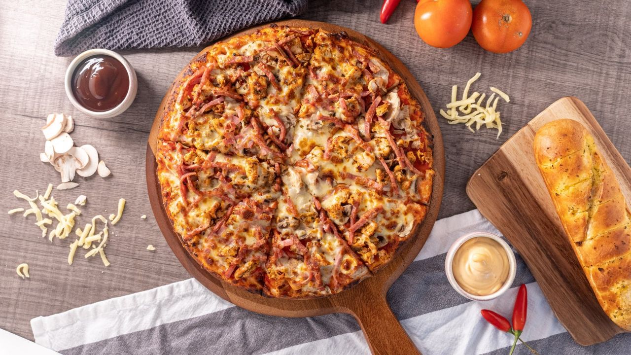 Chicken and Macon Pizza