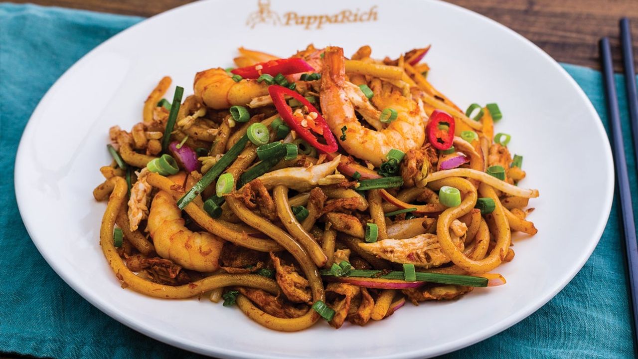Dry Curry Egg Noodle with Steamed Chicken